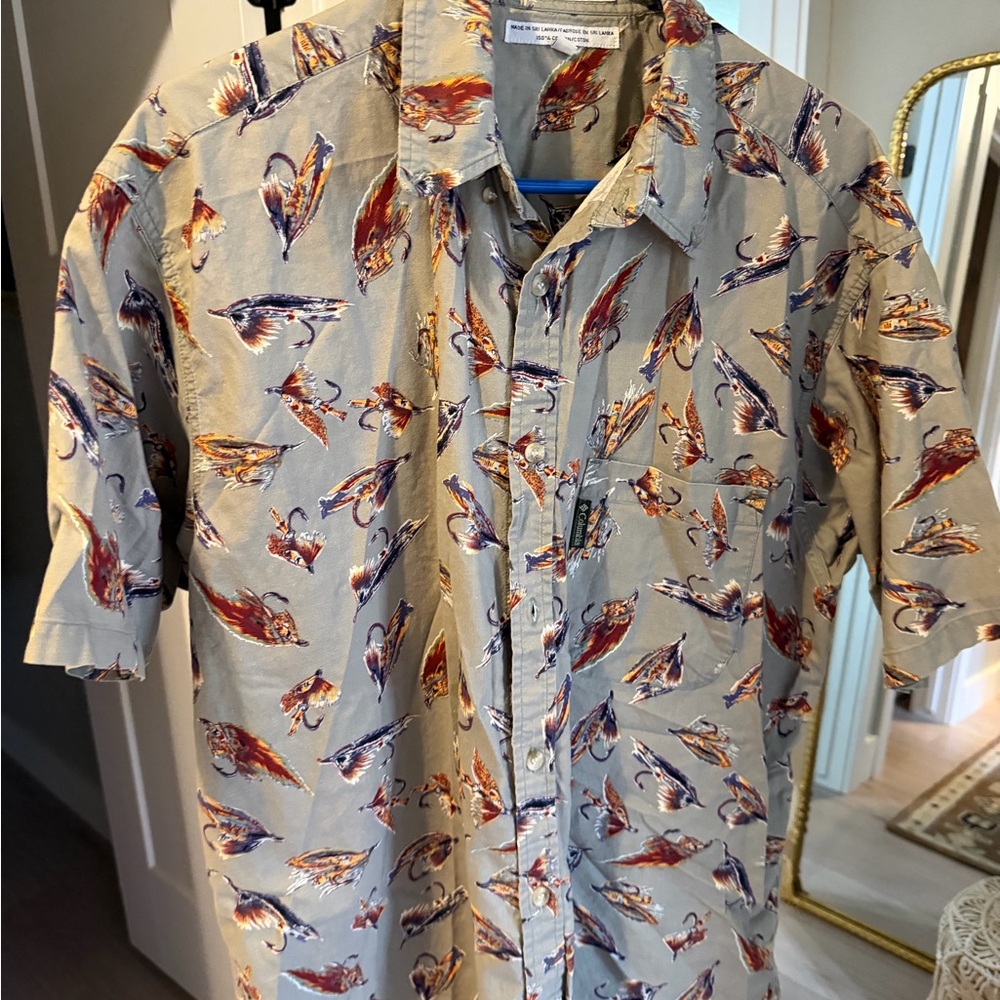 Men's Short-Sleeve Button-Up Shirt in Light Gray with Feather Print